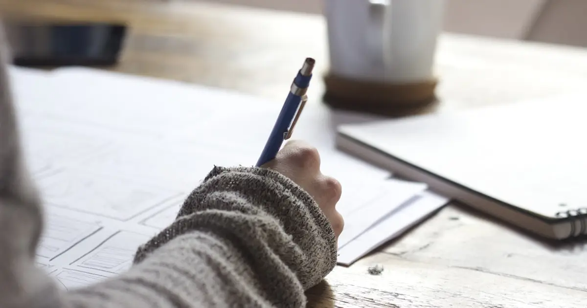 Notes i długopis na drewnianym biurku