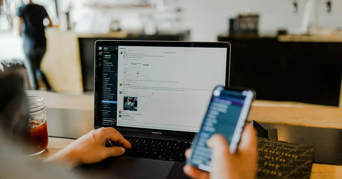 Laptop i notatki dotyczące danych oraz prywatności