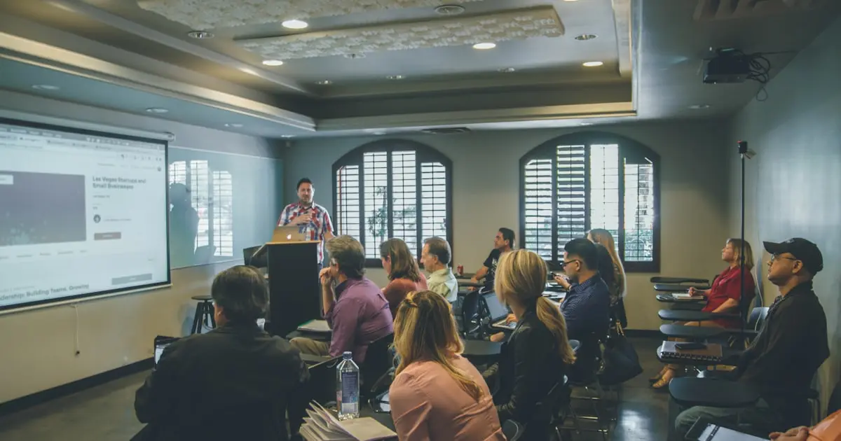 Sala wykładowa wypełniona studentami